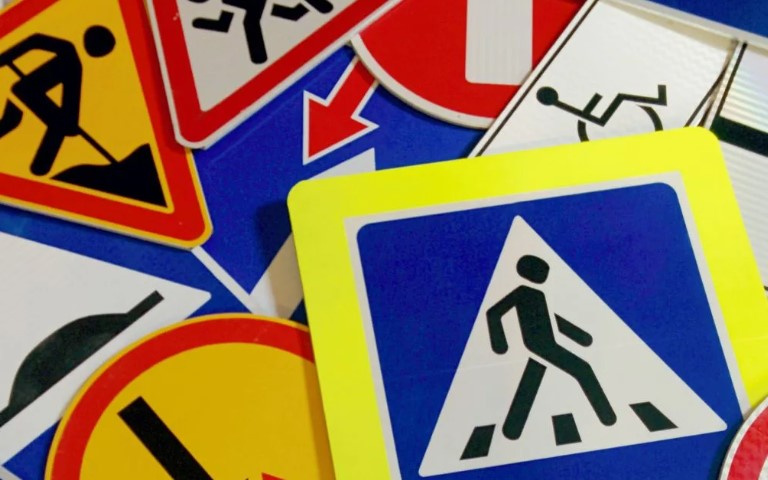 Изготовление дорожных знаков: особенности, материалы и этапы производства