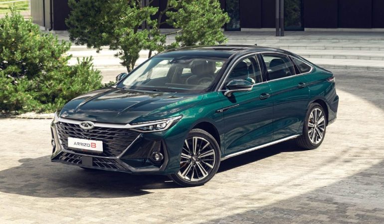 Какие функции предлагает Arrizo 8 для водителя и пассажиров