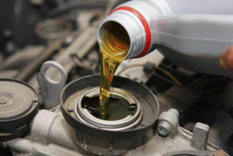 Синтетика, полусинтетика или минералка: разбор популярных мифов о моторных маслах