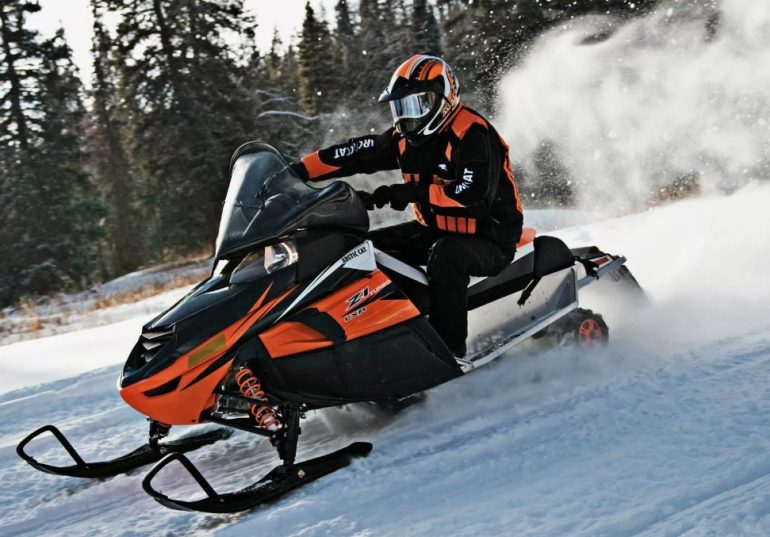 Снегоходы против квадроциклов: что эффективнее зимой