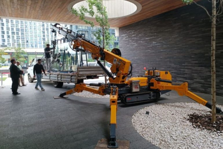 Миниатюрные краны-пауки для монтажа стеклянных фасадов в стеснённых условиях