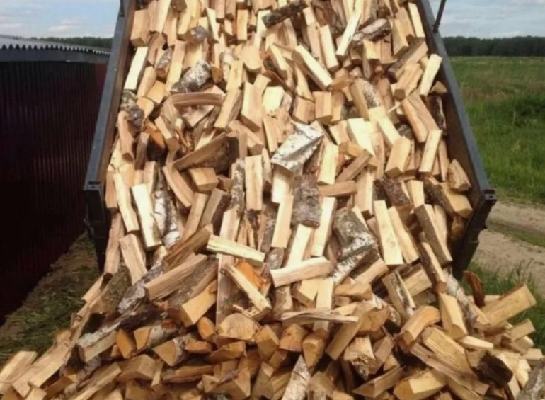 Экологичный обогрев: почему сухие дрова с доставкой становятся трендом