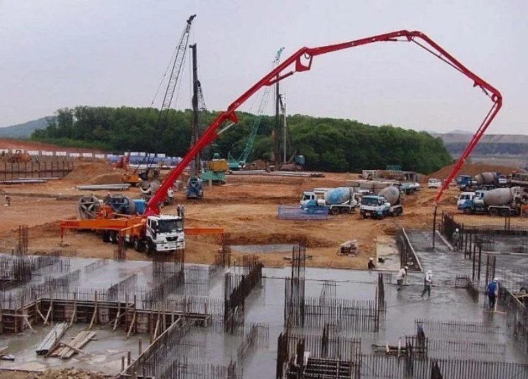 Аренда бетононасоса в Сочи: как выбрать технику для сложного рельефа