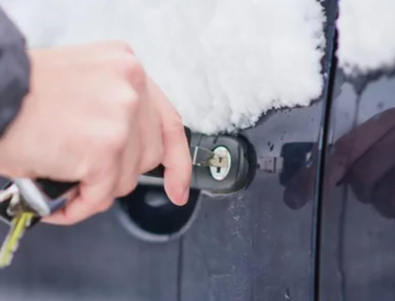 Вскрытие авто зимой: типичные проблемы и решения