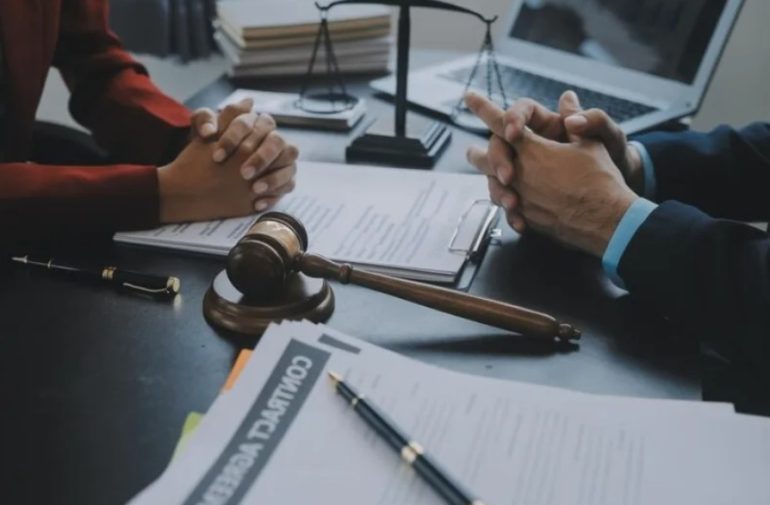 Скачок напряжения сжег всю бытовую технику: кто компенсирует ущерб — энергетики или управляющая компания?